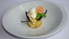 Pêche rôtie à la vanille, sur un mirliton aux éclats de calisson, chantilly au basilic