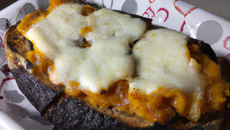 Pain noir gratiné au fromage et curry