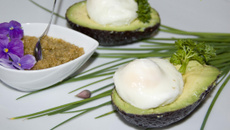 Œufs pochés au pesto de cardamine.