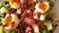 Salade aux lardons et œuf poché
