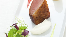 Filet de canette 'rosé' et asperge blanche vinaigrette Crème fouettée, herbes fraiches