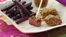 Petites bouchées de pigeon  en croute de noisettes, frites de betterave  et sauce onctueuse au bouillon ariaké et aux épices