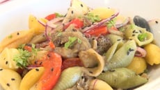 Salade de pâtes multicolores