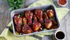 Poulet mariné et grillé, sauce barbecue au soja