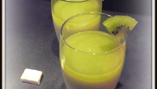 Fausse mousse au chocolat blanc et coulis acidulé au kiwi