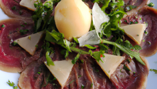 Carpaccio de bœuf aux copeaux de foie gras