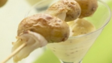 Pommes de terre primeurs en brochette, dip à la moutarde
