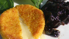 Cabécou du Périgord pané au curcuma & chutney de pruneaux d'Agen