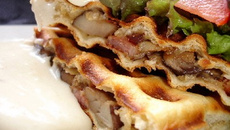 Gaufres salées fourrées aux champigons et lardons fumés