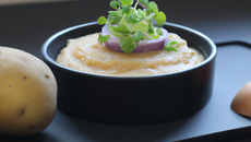 Purée de pomme de terre, oignons et cresson