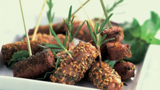 Mini brochettes de saucisses au romarin et sésame