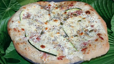 Pizza blanche lardons, courgettes et graines