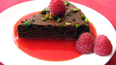 Moelleux choco-pistache et son coulis de framboises vanillé