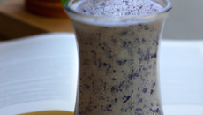 Smoothie vanille myrtilles à la vache à boire