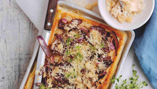 Tarte au Parmigiano Reggiano, thym et oignons rouges