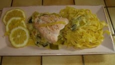 Saumon sur lit de poireaux aux crevettes grises