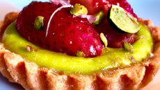 Tartelette craquante et citronnée à la pistache et à la fraise