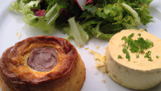 Soufflé au fromage de Pur Brebis des Pyrénées et salade de magret de canard fumé