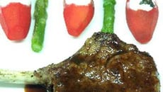 La côte de veau blanc braisé, pomme de terre betterave au Caviar Sturia millésimé, jus de cuisson.