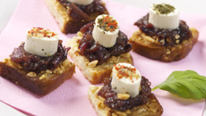 Croûtons aux amandes à la confiture d'oignons rouges et Apérivrais saveurs d'Italie