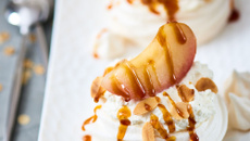 Pavlova à la pomme confite caramel et amandes