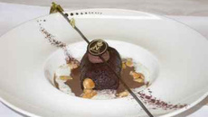Baba chocolat au rhum brun, velouté de chocolat et crème mousseuse