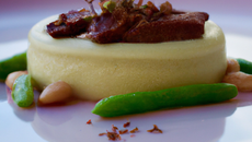 Le bavarois d'haricots de Soissons à l'huile de noisette et magret fumé au bois de hêtre