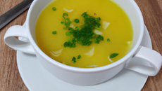 Soupe aux pâtes jaunes