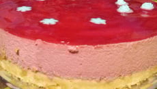 Gâteau à la mousse de fraise et son biscuit