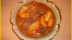 Goulash aux pommes de terre et sauce tomate