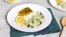 Cabillaud au curry et riz aux légumes verts