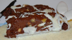Nougat glacé au chocolat, calissons et sauce vanille