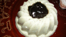 Panacotta à la vanille et son coulis de chocolat