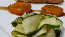 Pavés de saumon au curry, abricots poêlés & tagliatelles de courgettes.