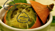 Minis potimarron farcis à la courge spaghetti, roquette et jambon