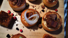 Petites gourmandises salés de pain d'épices, confit d'oignons rouges et roquefort