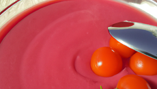 Velouté de tomates au rosé et au cassis