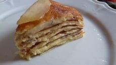 Gâteau de crêpes poire-crème vanillée