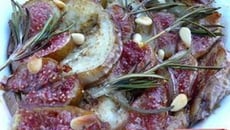 Tian de figue et d'aubergine, romarin et pignons