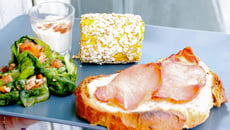 Tartine de bacon rôti, croustillant de mais et makis de laitue aux crudités par Marion