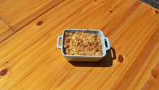 Crumble aux pêches et pistaches