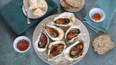 Huîtres chaudes au bacon grillé, sauce au vinaigre balsamique