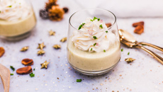 Soupe de fèves et crème de fromage frais