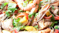 Wok de porc et gambas au curry rouge