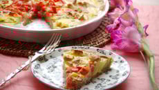 Tarte aux pommes de terre, tomates et brie