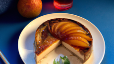 Cheesecake au roquefort et pain d'épice, sirop de vin et poires pochées