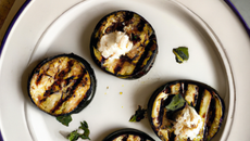 Crottins de chèvre chaud sur aubergines grillées