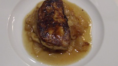 Foie gras poêlé à la poire