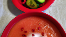 Soupe glacée de concombres, sorbet poivrons rouges