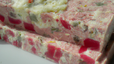 Terrine fraîche rouge et blanche